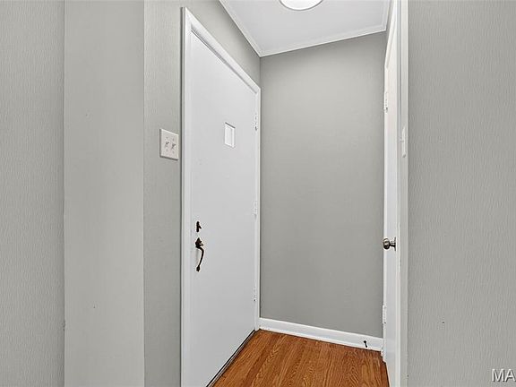 5th image of 907 Edgar Rd