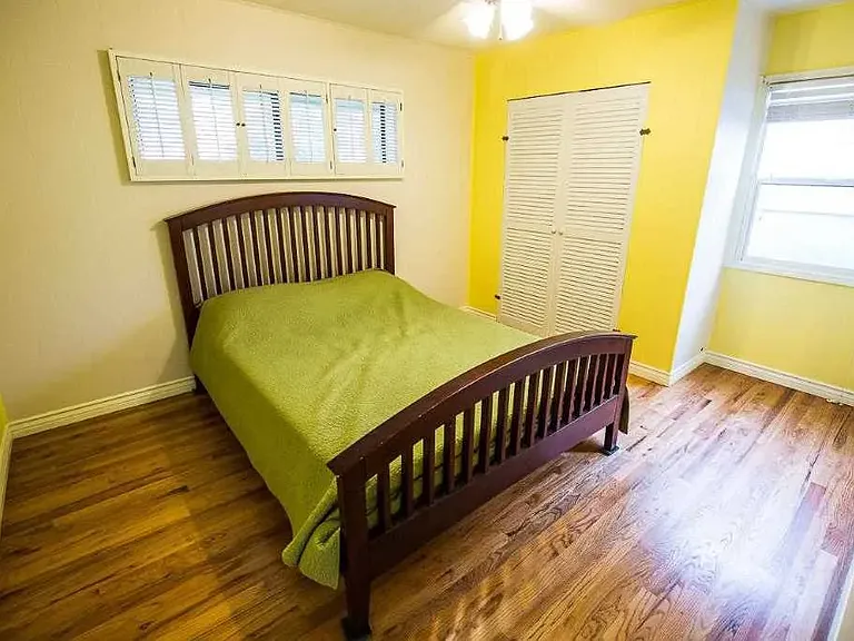 1266 Wesley Dr — Photo 3