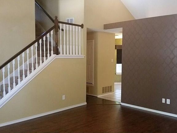 2nd image of 2114 Stoneridge Dr
