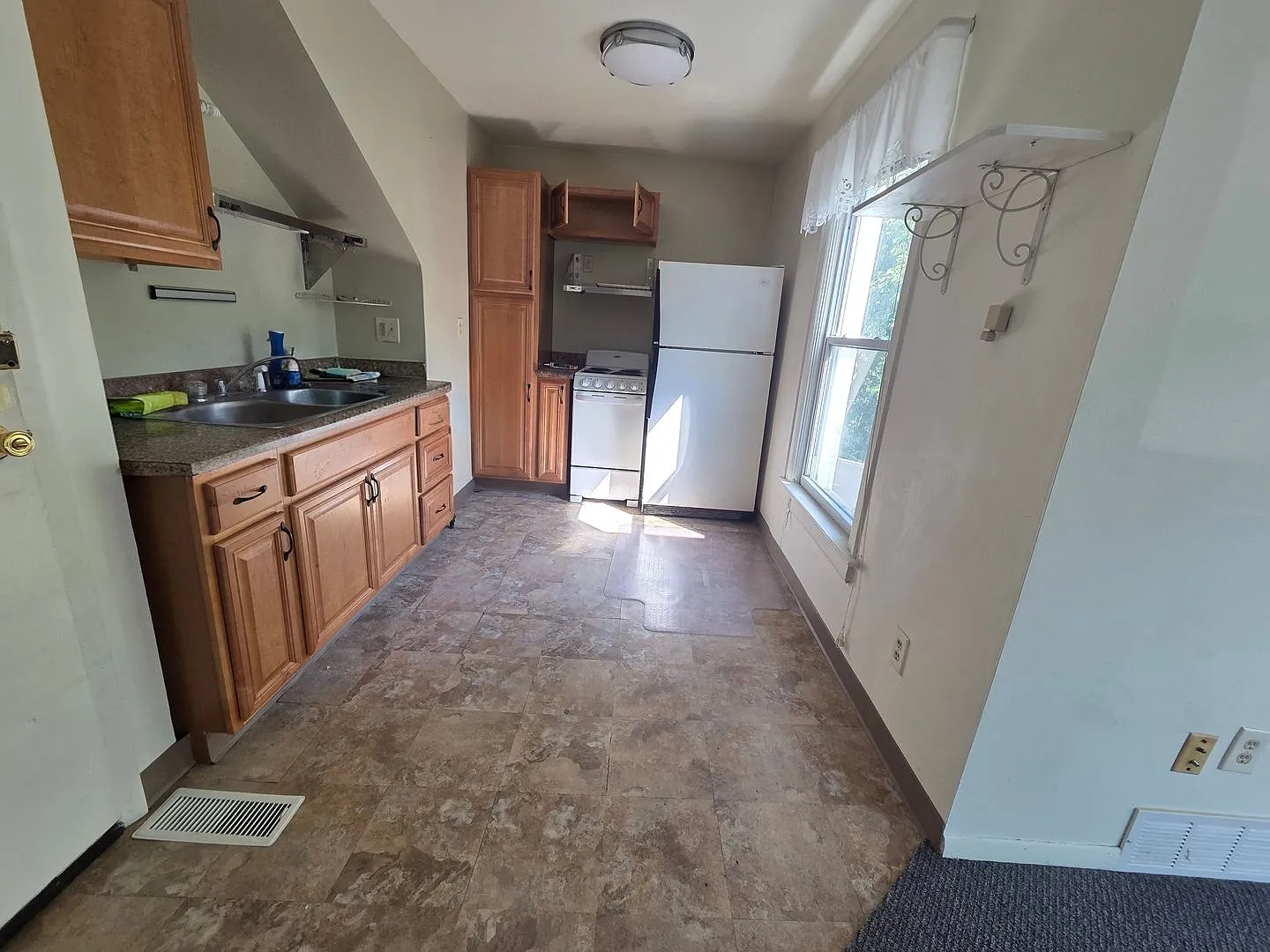 922 Liberty Street Erie Pa 16502 — Photo 2