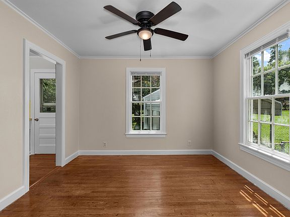 4th image of 835 Robinhood St