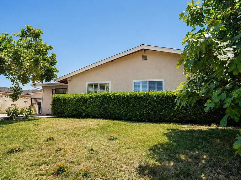 220 Lilac Ct — Photo 4