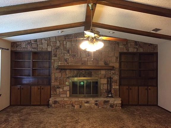 Living Room
Built in Bookcases/Storage
Vaulted Ceiling