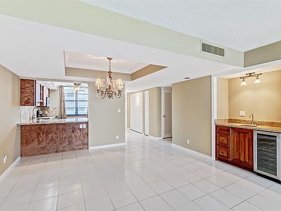 4th image of 900 Ocean Dr APT 404