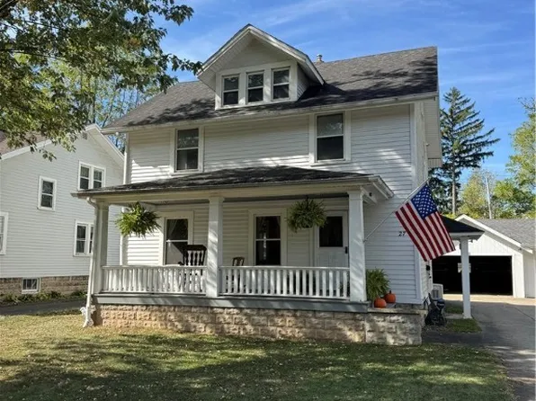 27 Oakland Rd, Williamsville, NY 14221