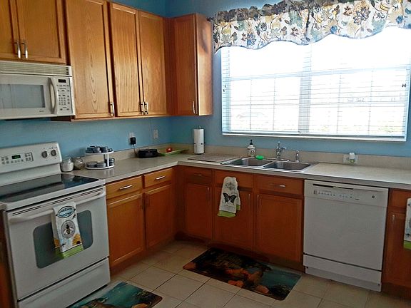 Sunny kitchen, 2 door pantry