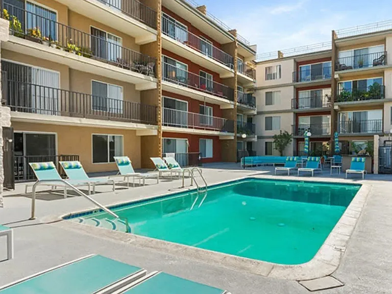 Amanda Regency Apartments — Photo 12