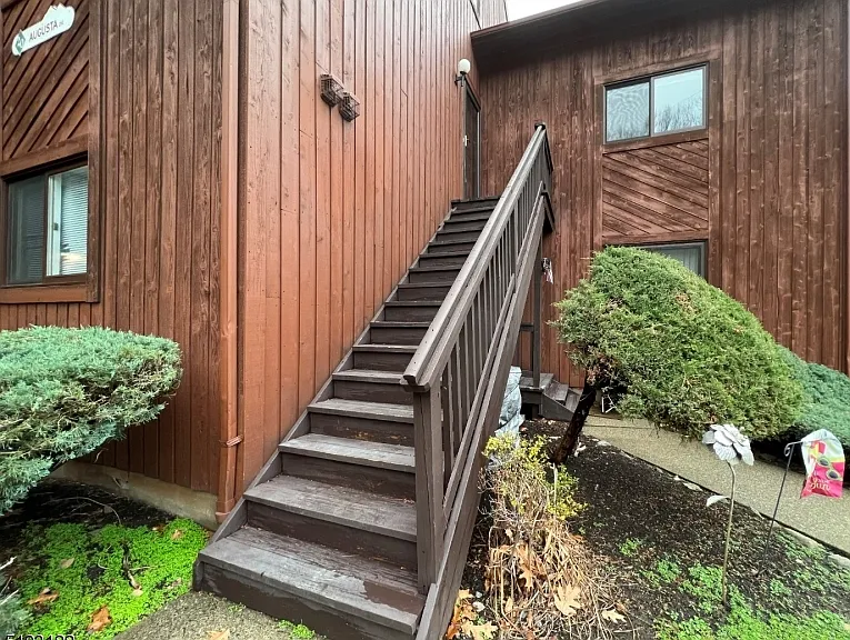 20 Augusta Dr #8 — Photo 13