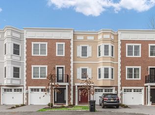 22 Stonybrook Cir, Fairfield, NJ 07004