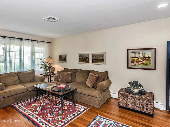 4th image of 130 Southwood Cir