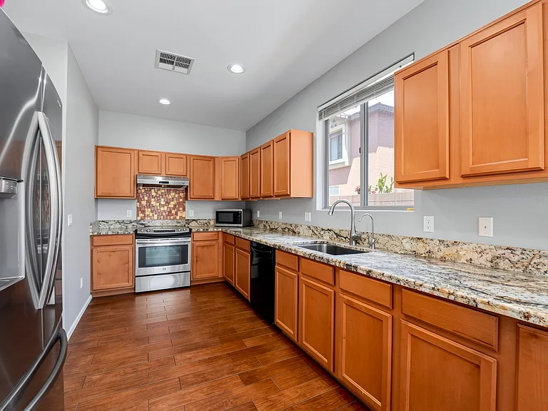 1231 S Amber St — Photo 14