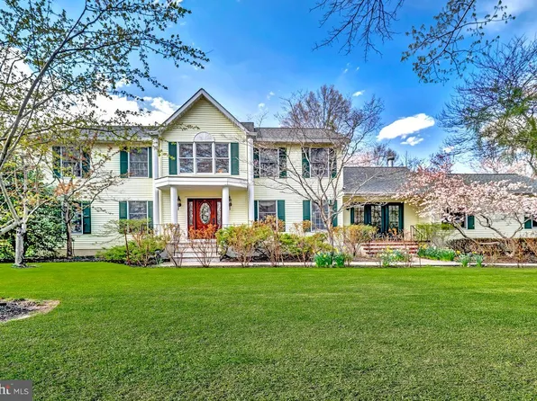 8 Coventry Ln, Hopewell, NJ 08525