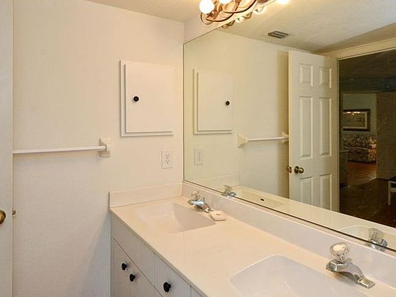 5th image of 819 Montrose Dr Unit 104