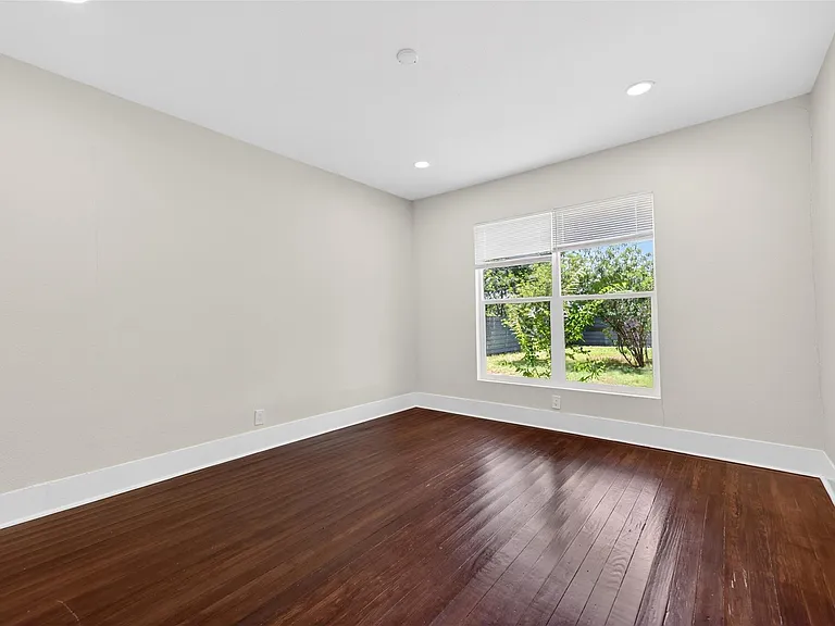 529 W Clark St — Photo 13
