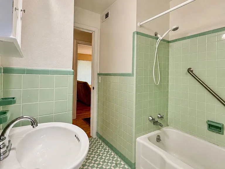 516 Ferry St NE — Photo 7