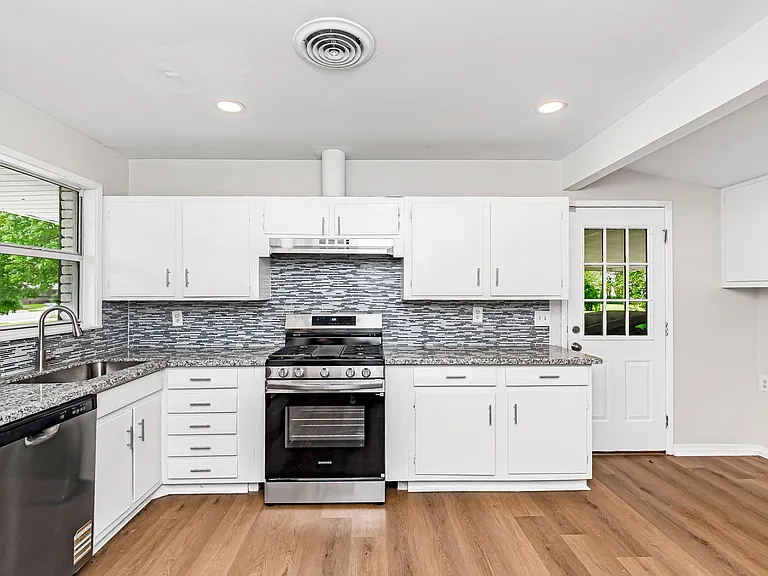 8131 Sholar Dr — Photo 2