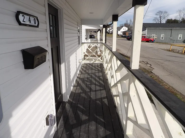 240 E Court St — Photo 4