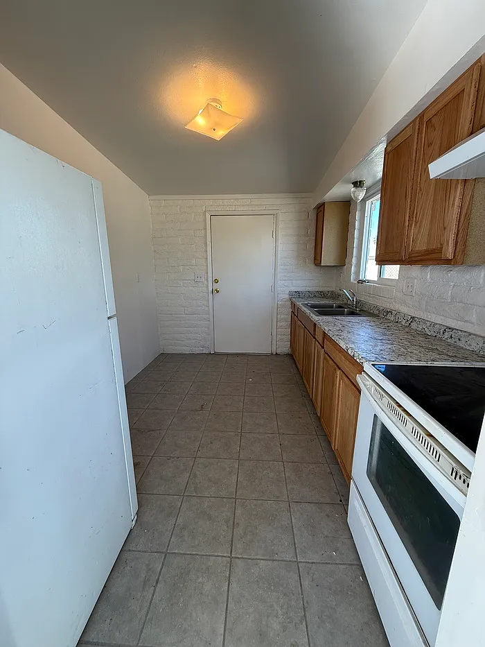 2 bed, 1.0 bath, 700 sqft, $1,000 — Photo 3