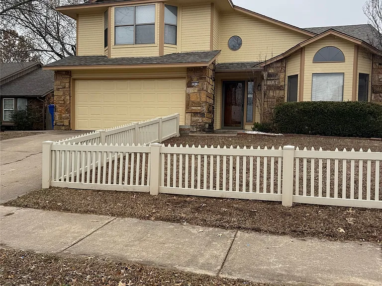 2614 S Gardenia Ave — Photo 2