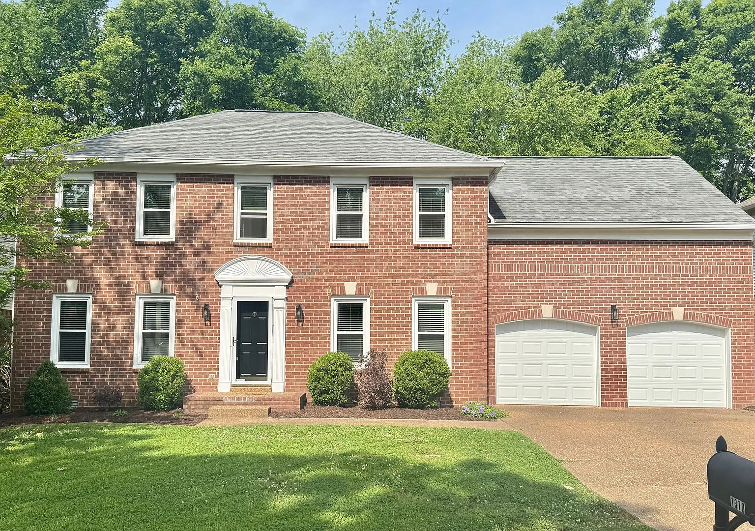4 Bedroom Home w/ Luxury Kitchen in Downtown Franklin. — Photo 1