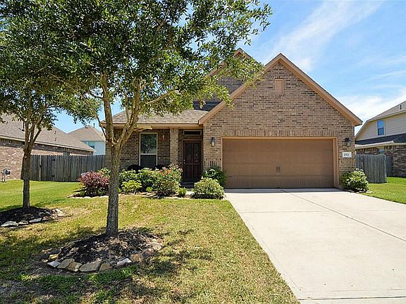 3rd image of 1511 Brook Hollow Dr