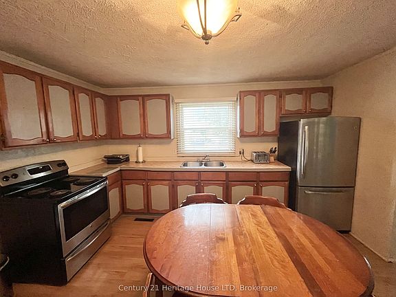 5th image of 60 Watkins St
