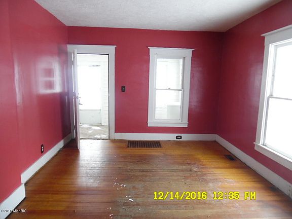 4th image of 415 W Railroad St