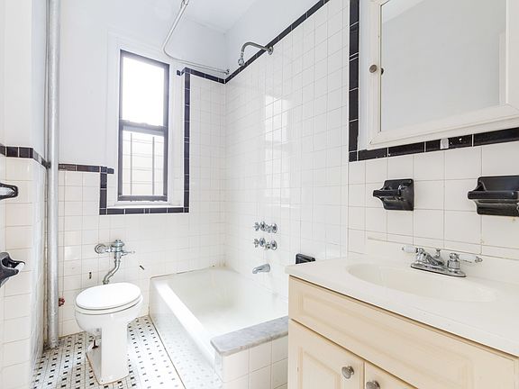 5th image of 20 Seaman Ave APT 6H