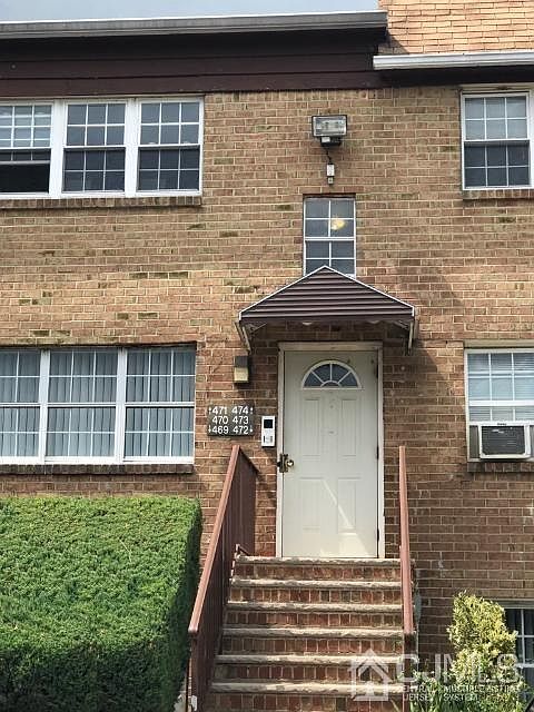 1st image of 472 College Dr