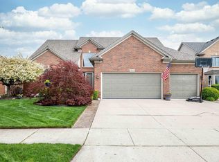 19019 Sandhurst Dr, Clinton Township, MI 48038