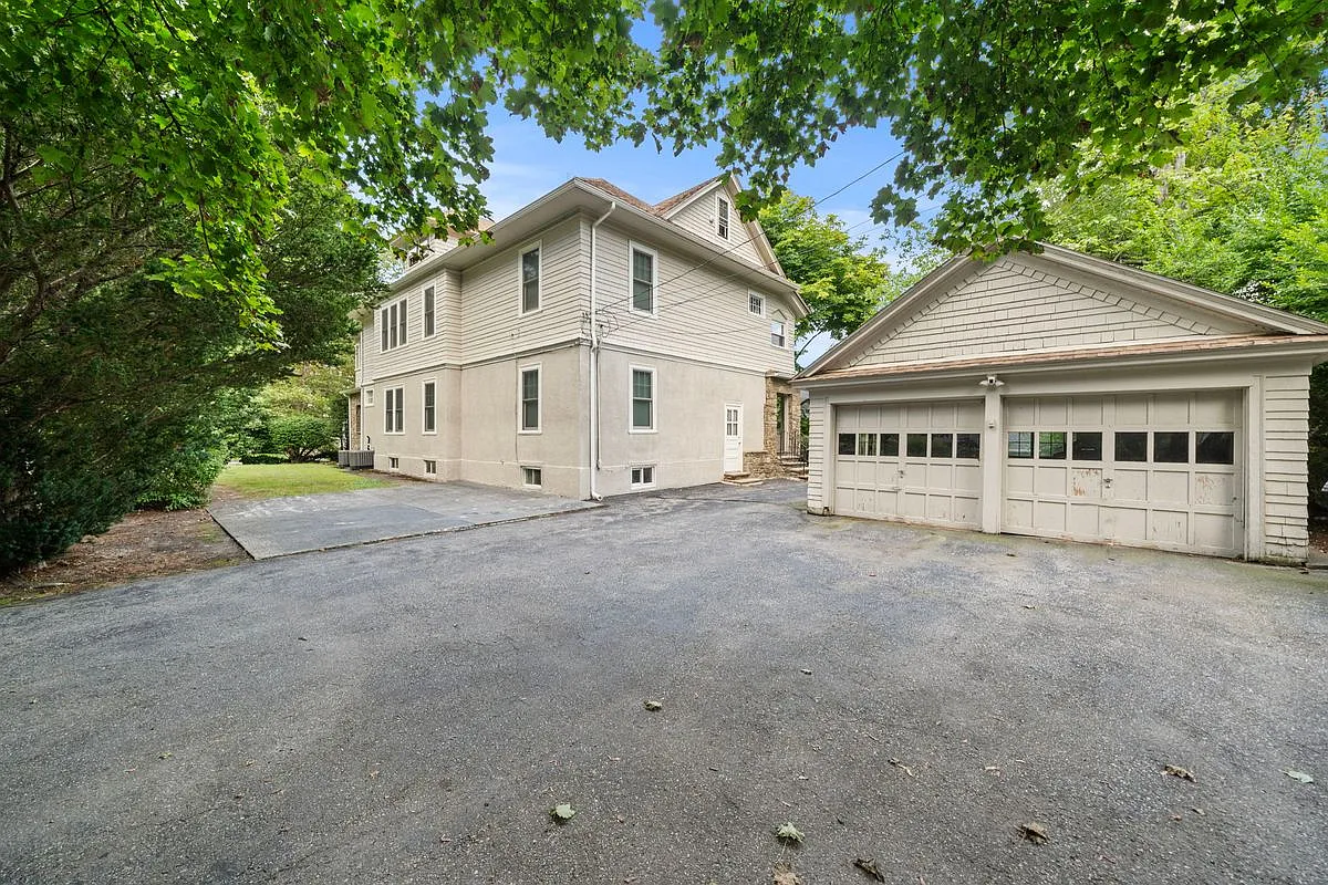 11 Roseland Rd — Photo 2
