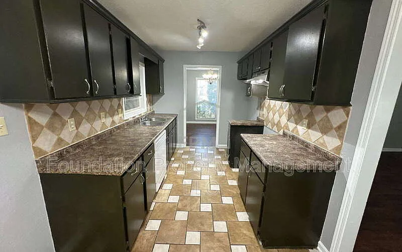 3 bed, 2.0 bath, 1646 sqft, $1,520 — Photo 3