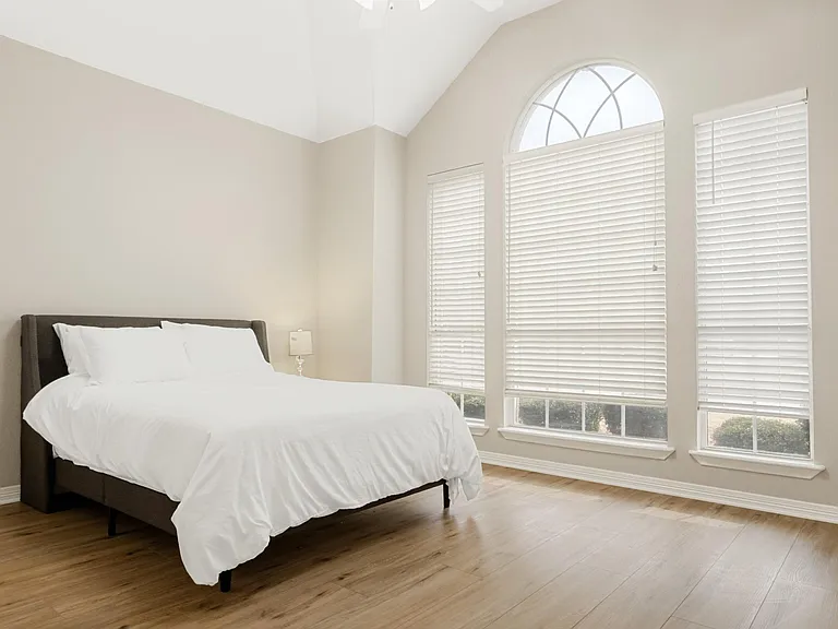 118 W Greenbriar Ln — Photo 29