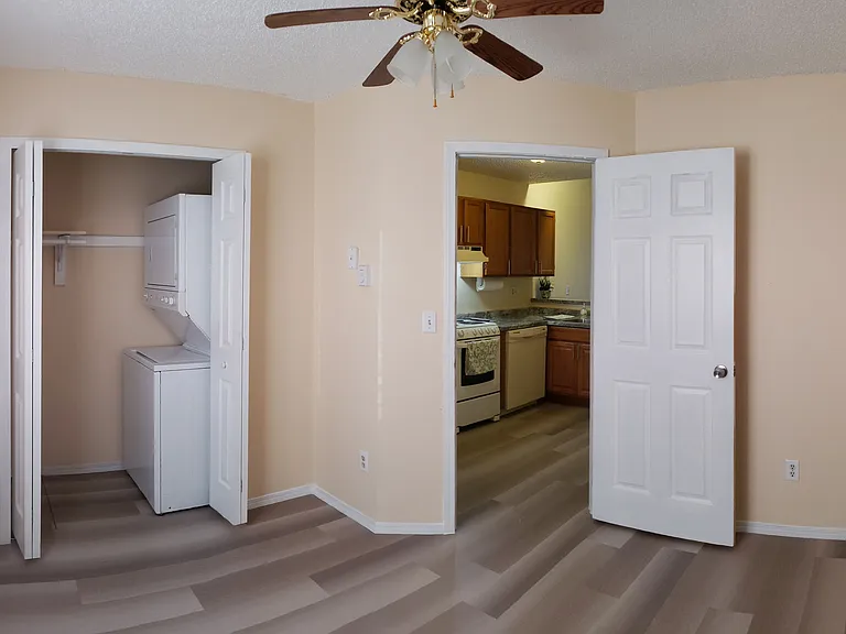 147 Wellington St — Photo 2
