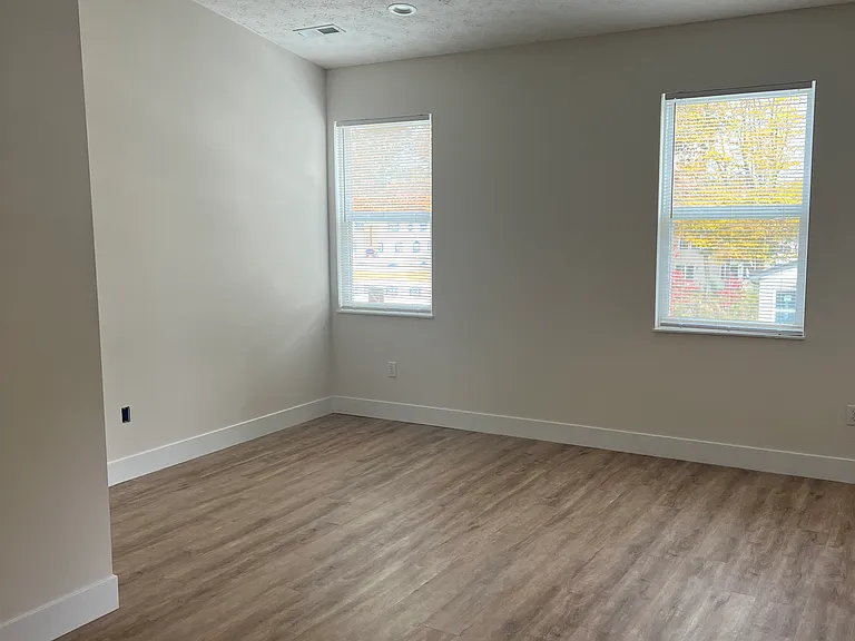409 Court Yard Ln — Photo 36