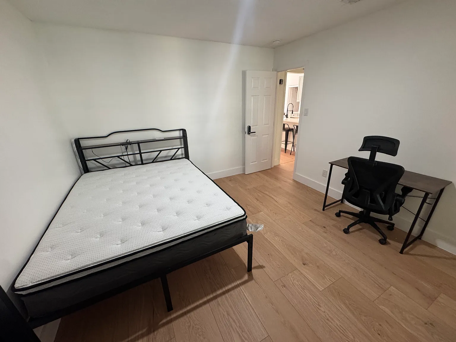 8 bed, 3500 sqft, $850 — Photo 2