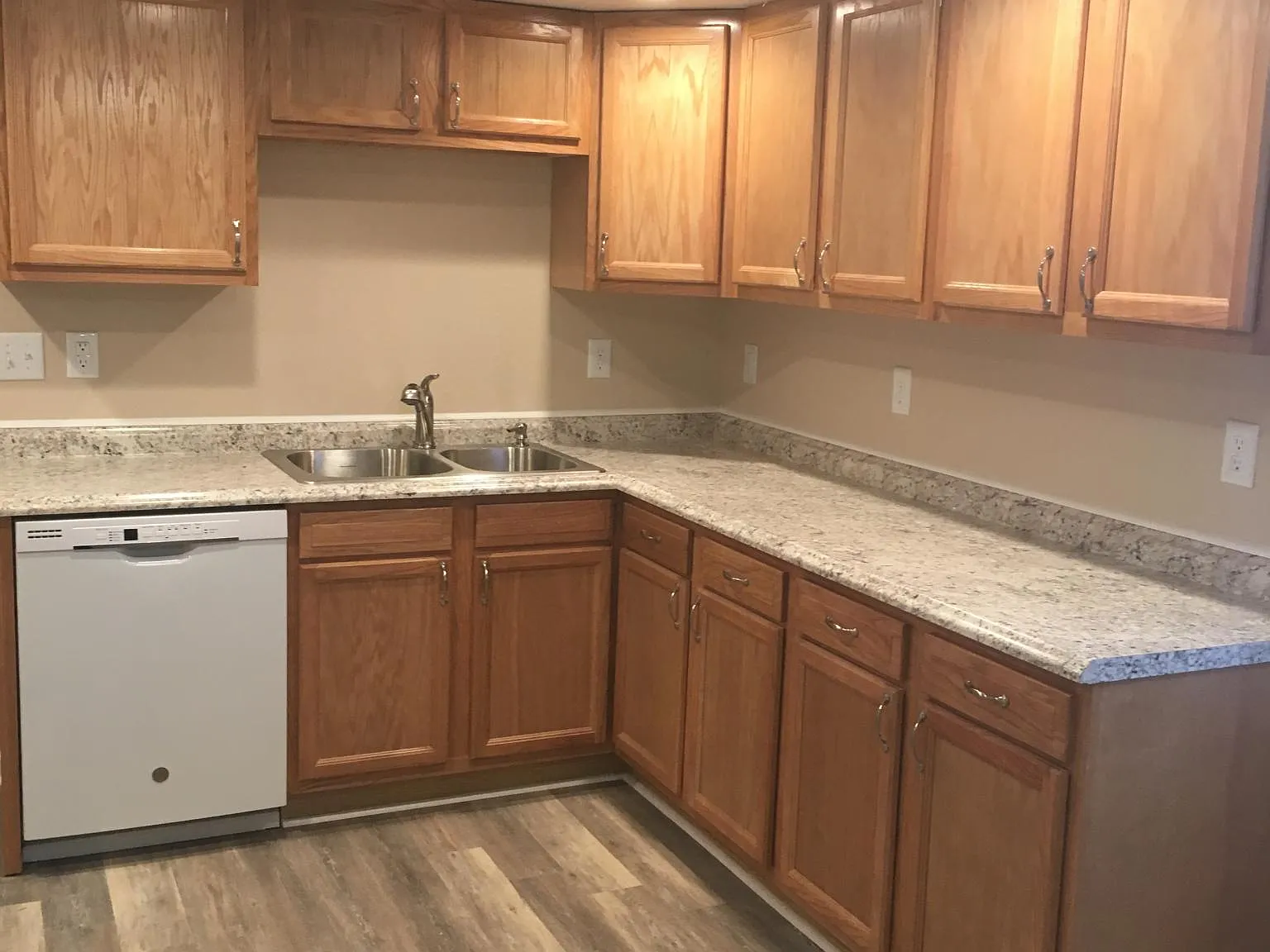 4 bed, $2,100 — Photo 3