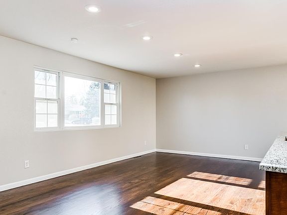 3rd image of 818 Hoorne Ave