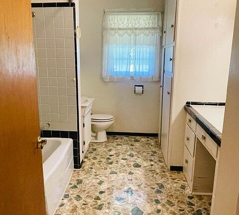 4th image of 3614 Iris St