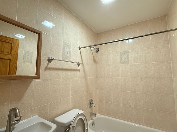 3rd image of 1123 Green St #2B
