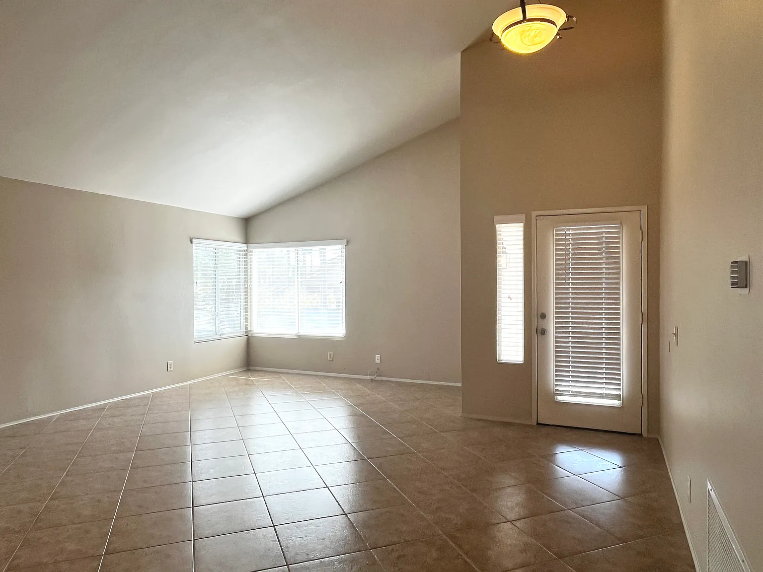 4 bed, 2.5 bath, 2135 sqft, $5,000 — Photo 3