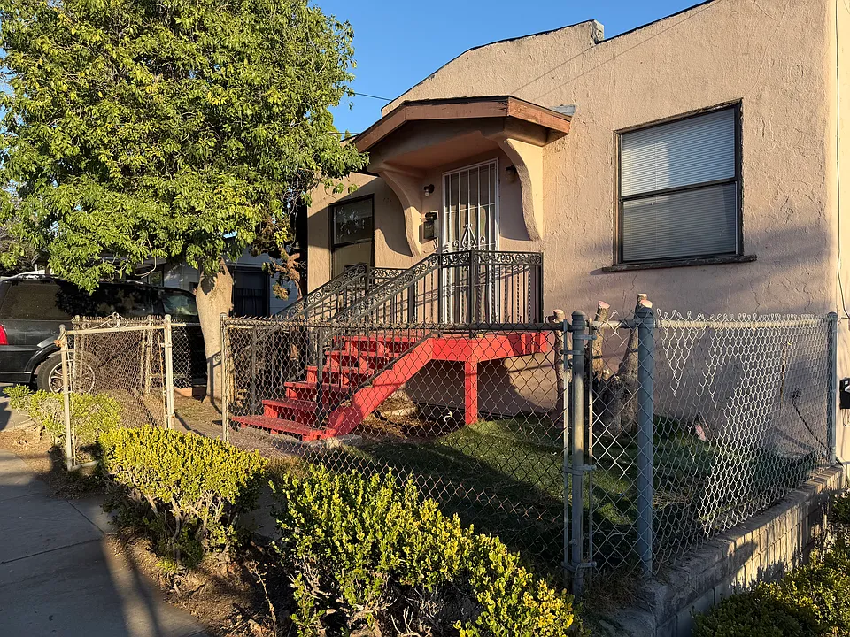 E 8th St