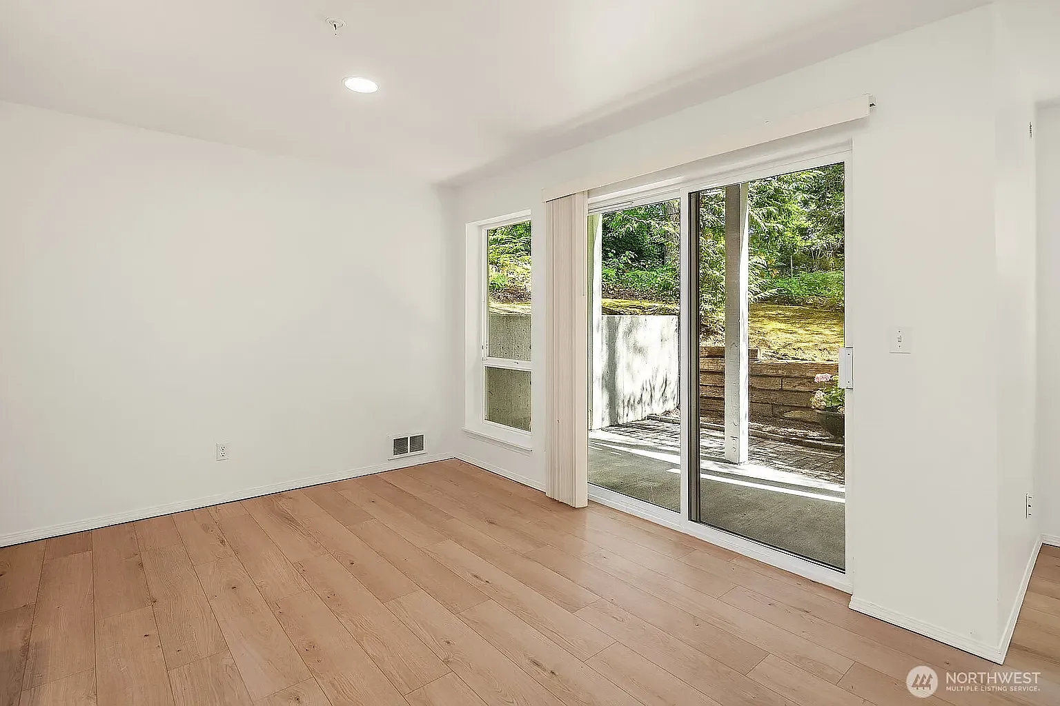 1 bed, 734 sqft, $2,090 — Photo 3