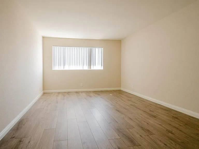 946 W 220th St #116 — Photo 16