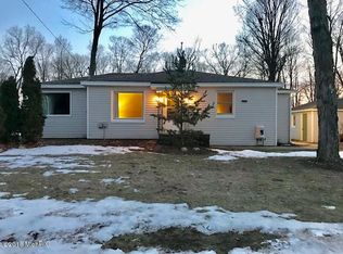 1502 Bauer Rd, Jenison, MI 49428