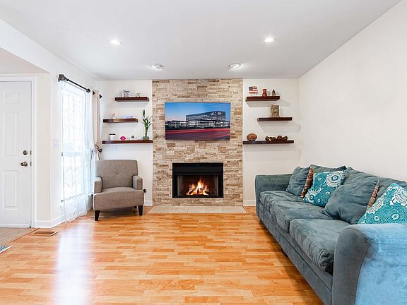 3rd image of 961 Brunswick Cir