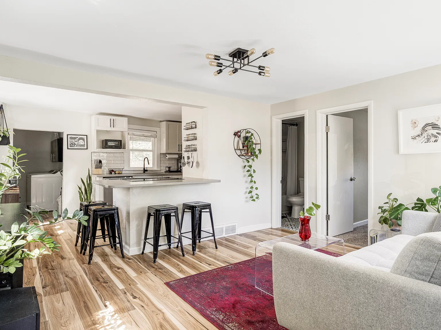 3 bed, 910 sqft, $2,500 — Photo 3
