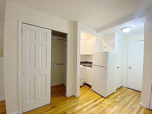 3rd image of 325 E 54th St #3C