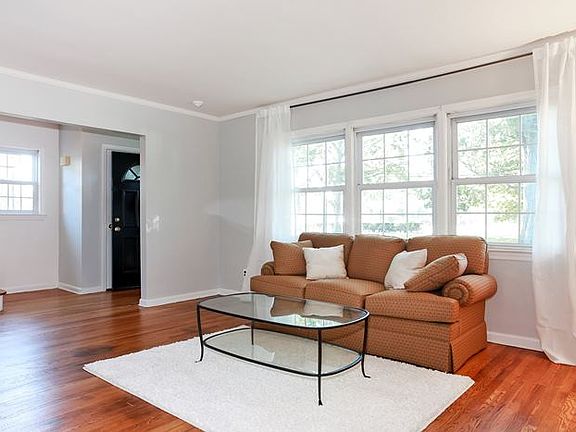 3rd image of 161 New Hyde Park Rd