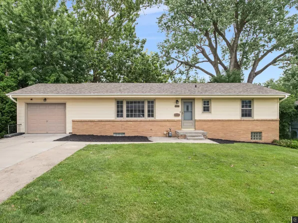 1210 Hillcrest Dr, Bellevue, NE 68005